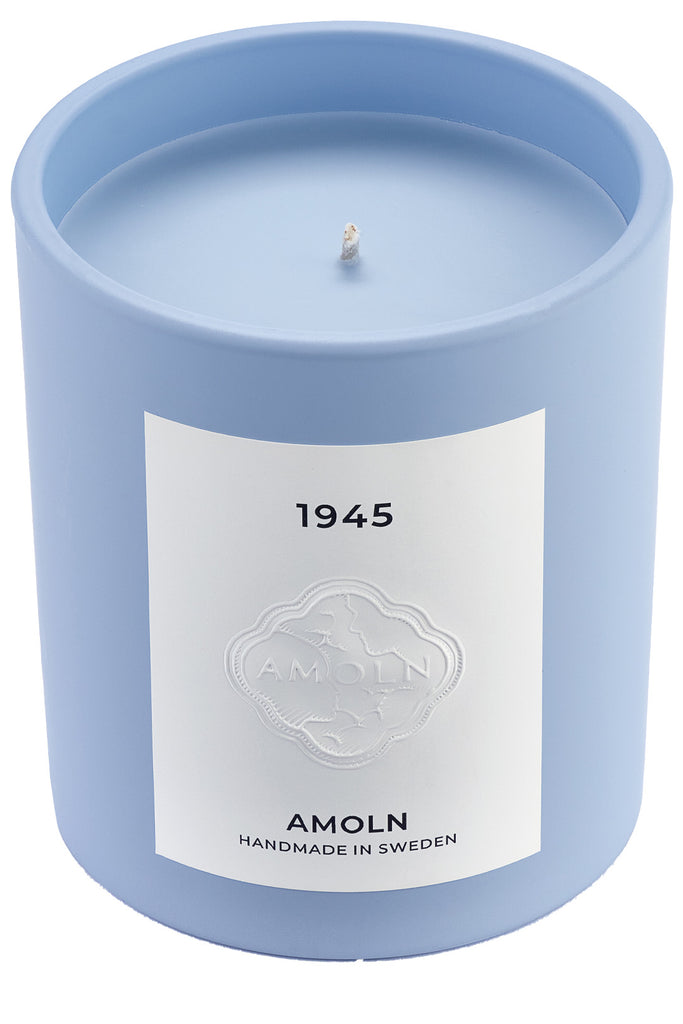 The 1945 9,5 oz / 270 g Candle from the brand AMOLN