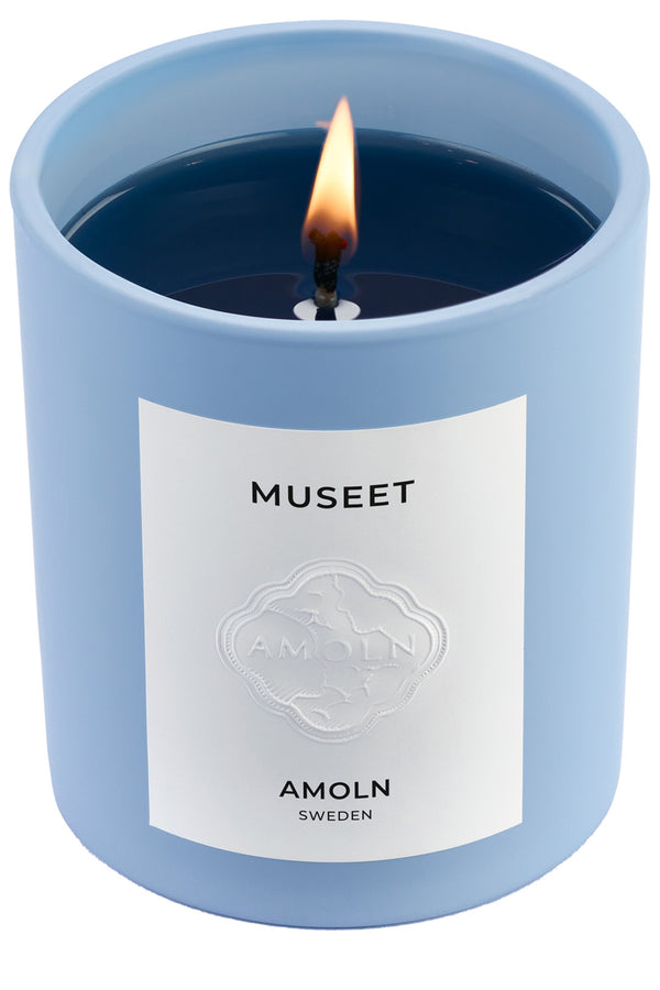 The Museet 9,5 oz / 270 g Candle from the brand AMOLN