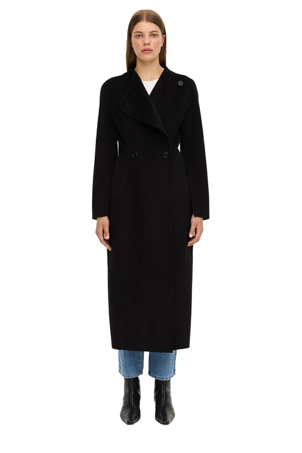 Model wearing the Sirrenas wool coat in black color from the brand BY MALENE BIRGER