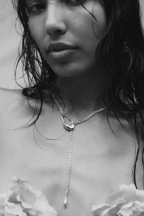Model wearing the Lariat Drop necklace in silver colour from the brand F+H JEWELLERY.