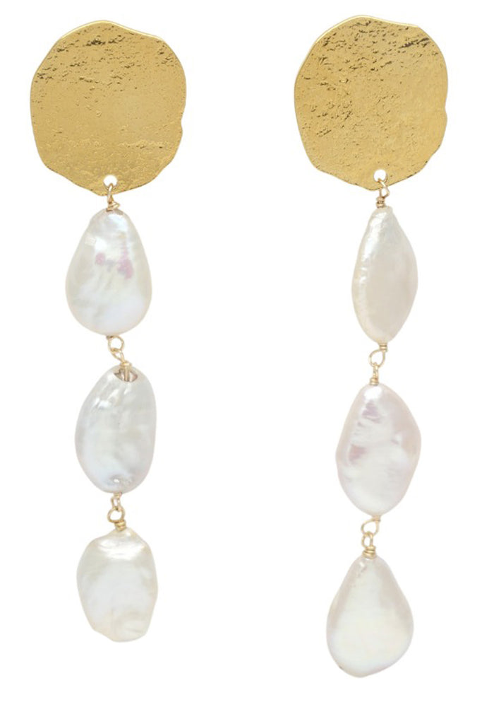 The Rosa No.2 pearl earrings in gold color from the brand GISEL B.