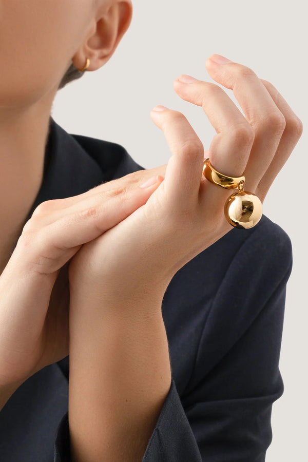 Model wearing the Lyra ring in gold colour from the brand JENNY BIRD