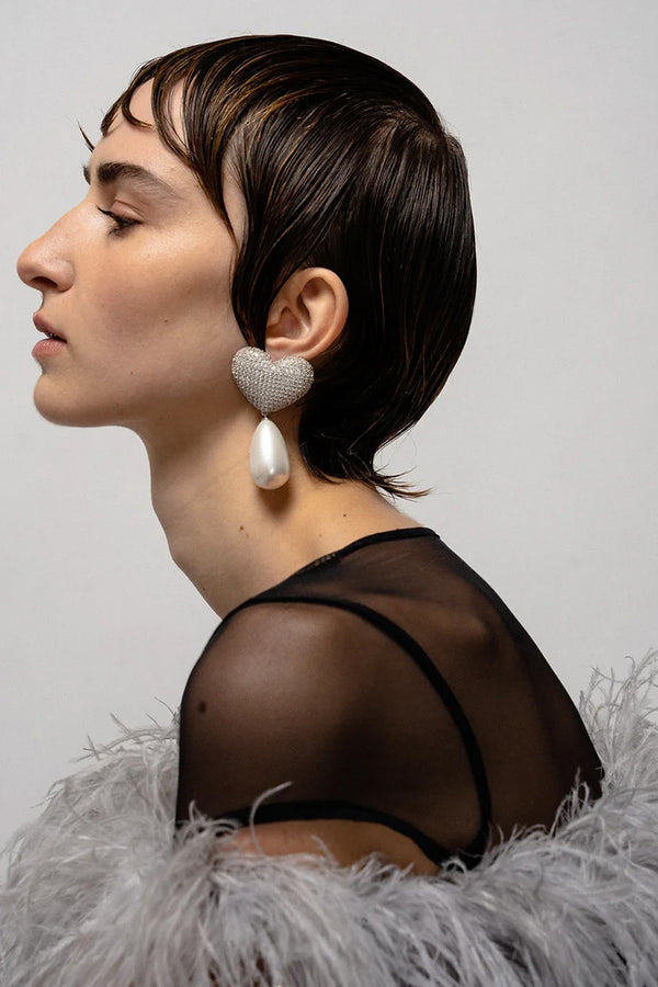 Model wearing the Frances earrings in silver and pearl colours from the brand JULIETTA