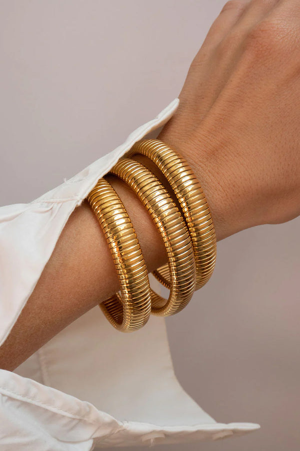 Model wearing the Flex Snake chain bracelet set in gold colour from the brand LUV AJ