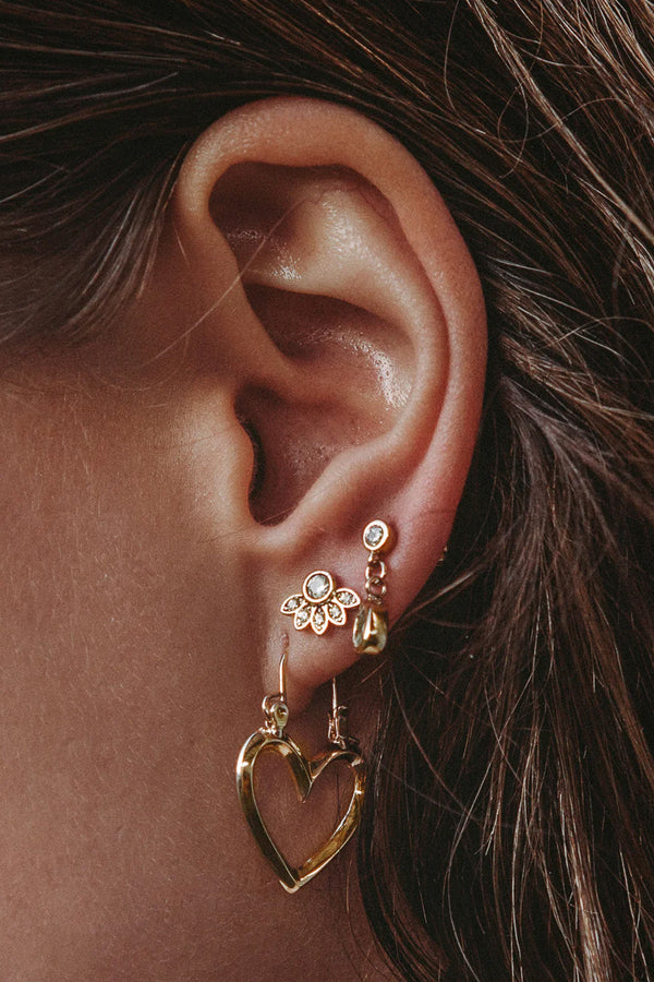 Model wearing the mini Heartbreaker hoop earrings in gold colour from the brand LUV AJ