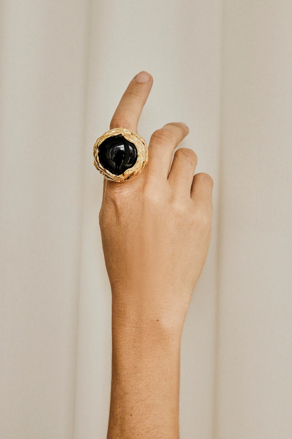 Model wearing the Pietra ring in gold and black colours from the brand PAOLA SIGHINOLFI