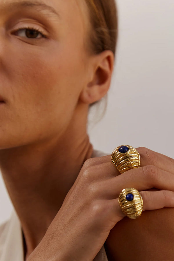 Model wearing the Reef ring in gold and blue colours from the brand PAOLA SIGHINOLFI