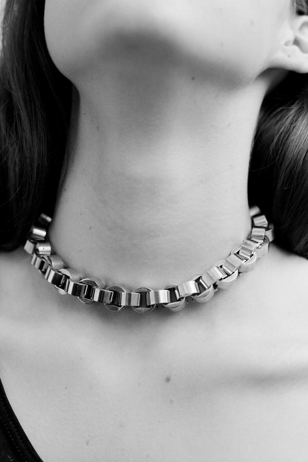 Model wearing the Ascender link necklace in silver colour from the brand UNCOMMON MATTERS