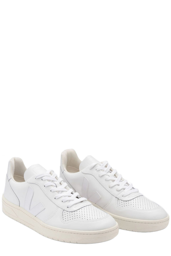 The V-10 leather sneakers in extra white color from the brand VEJA