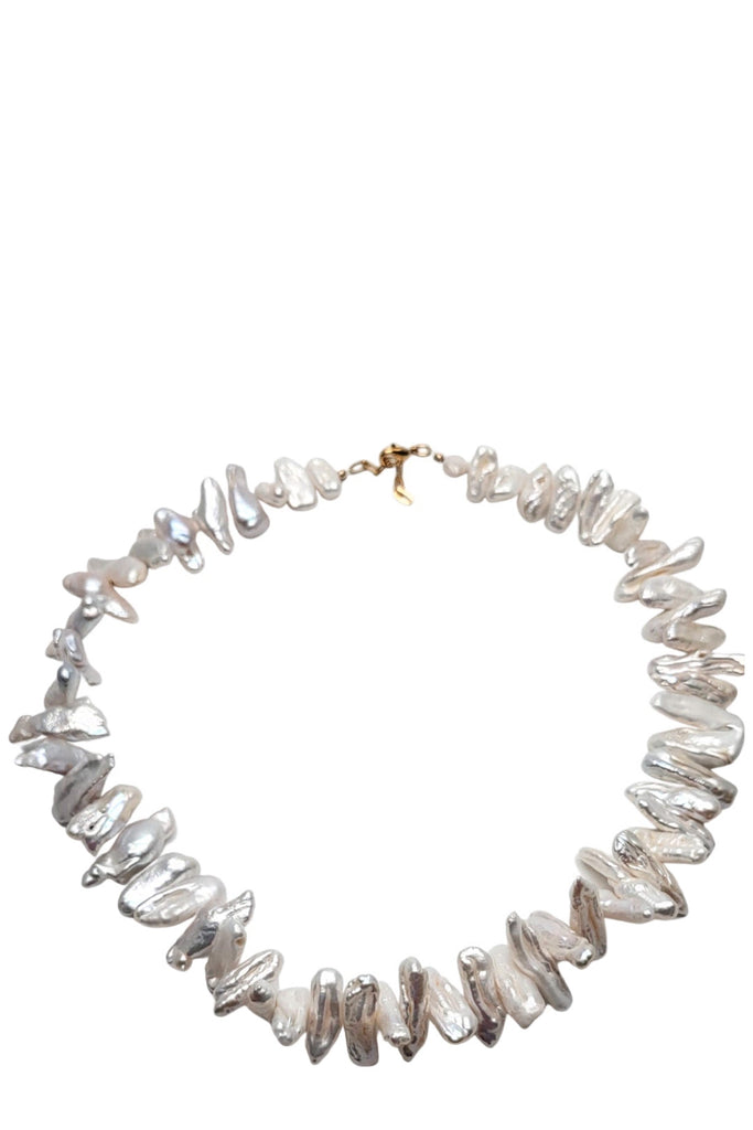 The Eva pearl-stone choker in gold color from the brand GISEL B.