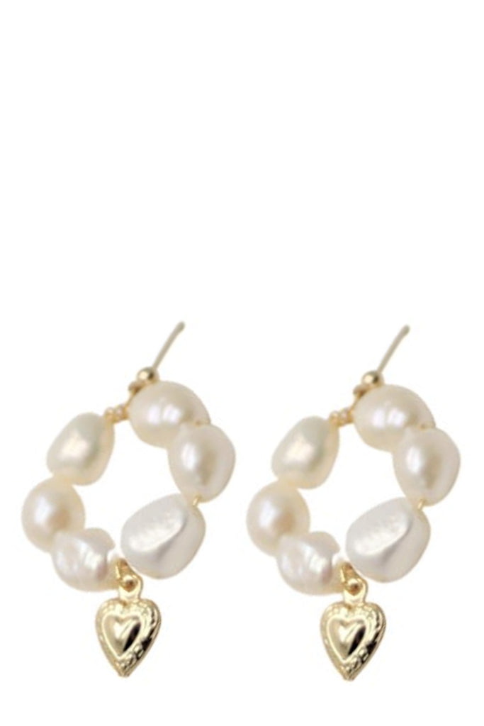 The Hannah heart-charm pearl earrings from the brand GISEL B.